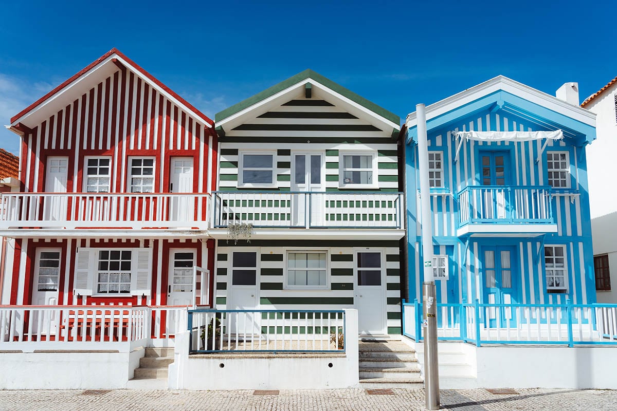 gekleurde strandhuisjes in Costa Nova Portugal