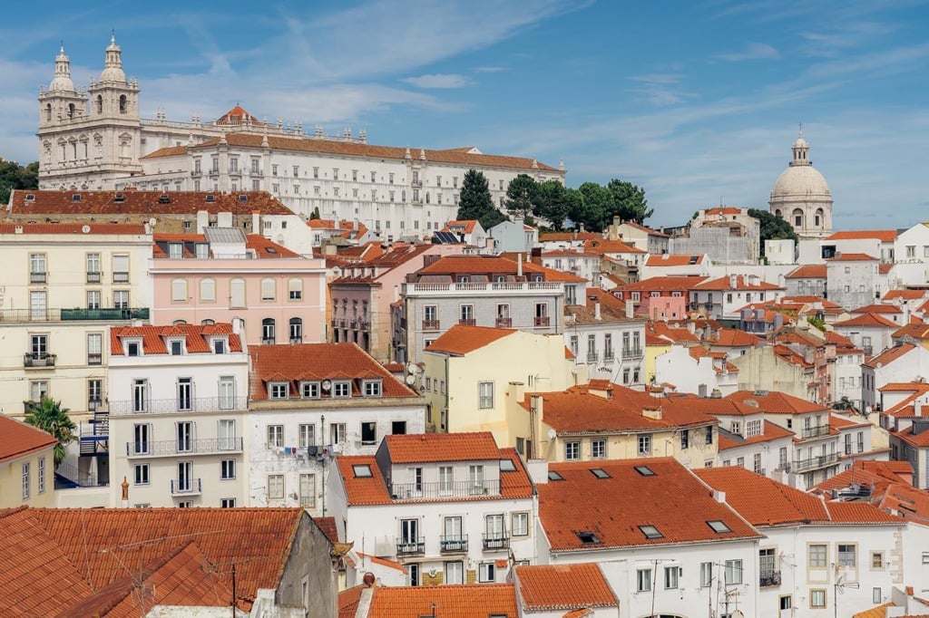 Uitzicht op de rode daken van Lissabon vanuit Alfama