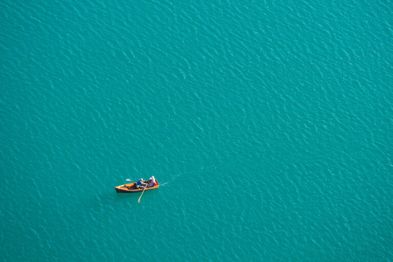 roeibootje in blauw meer van Bled Slovenië