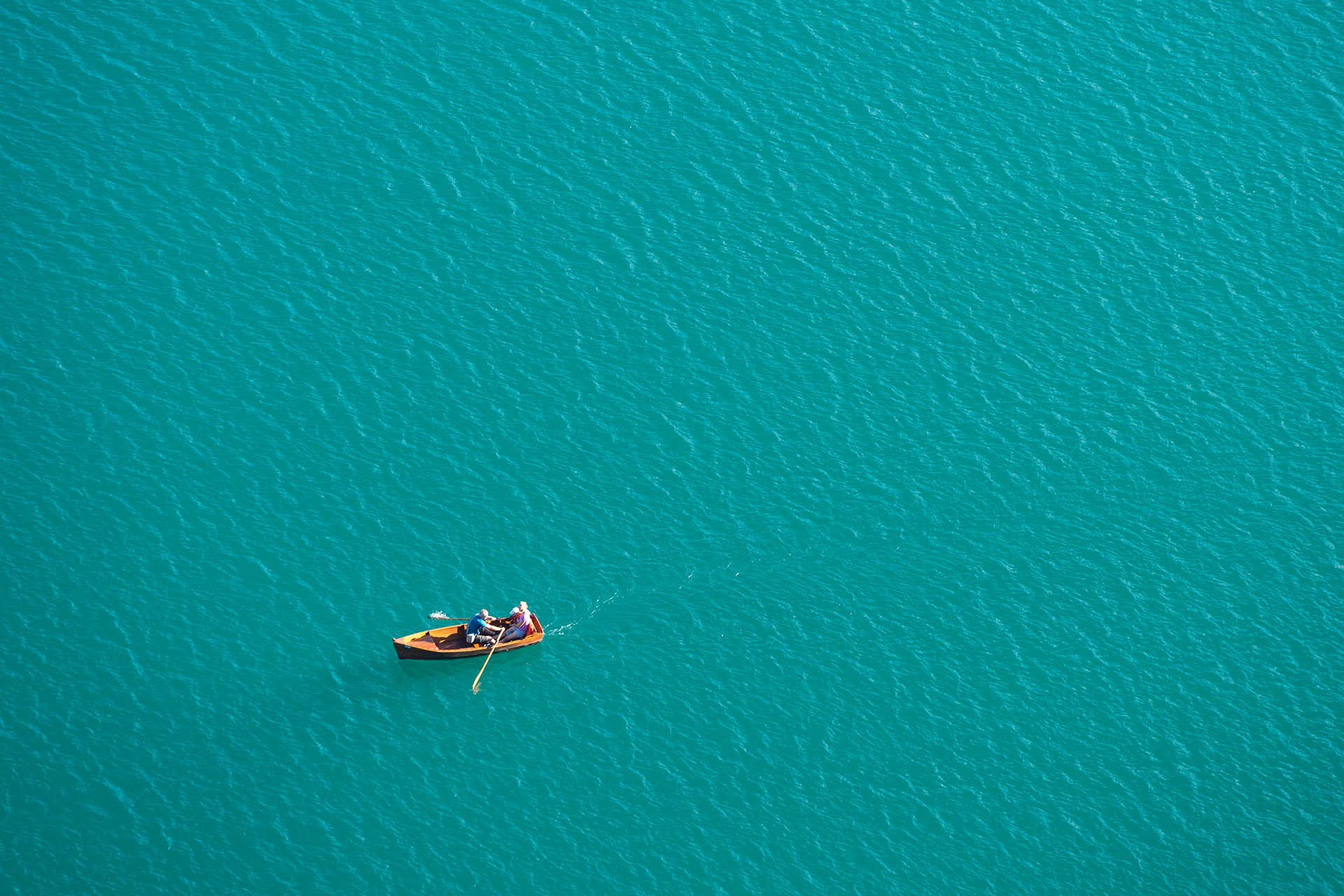 roeibootje in blauw meer van Bled Slovenië