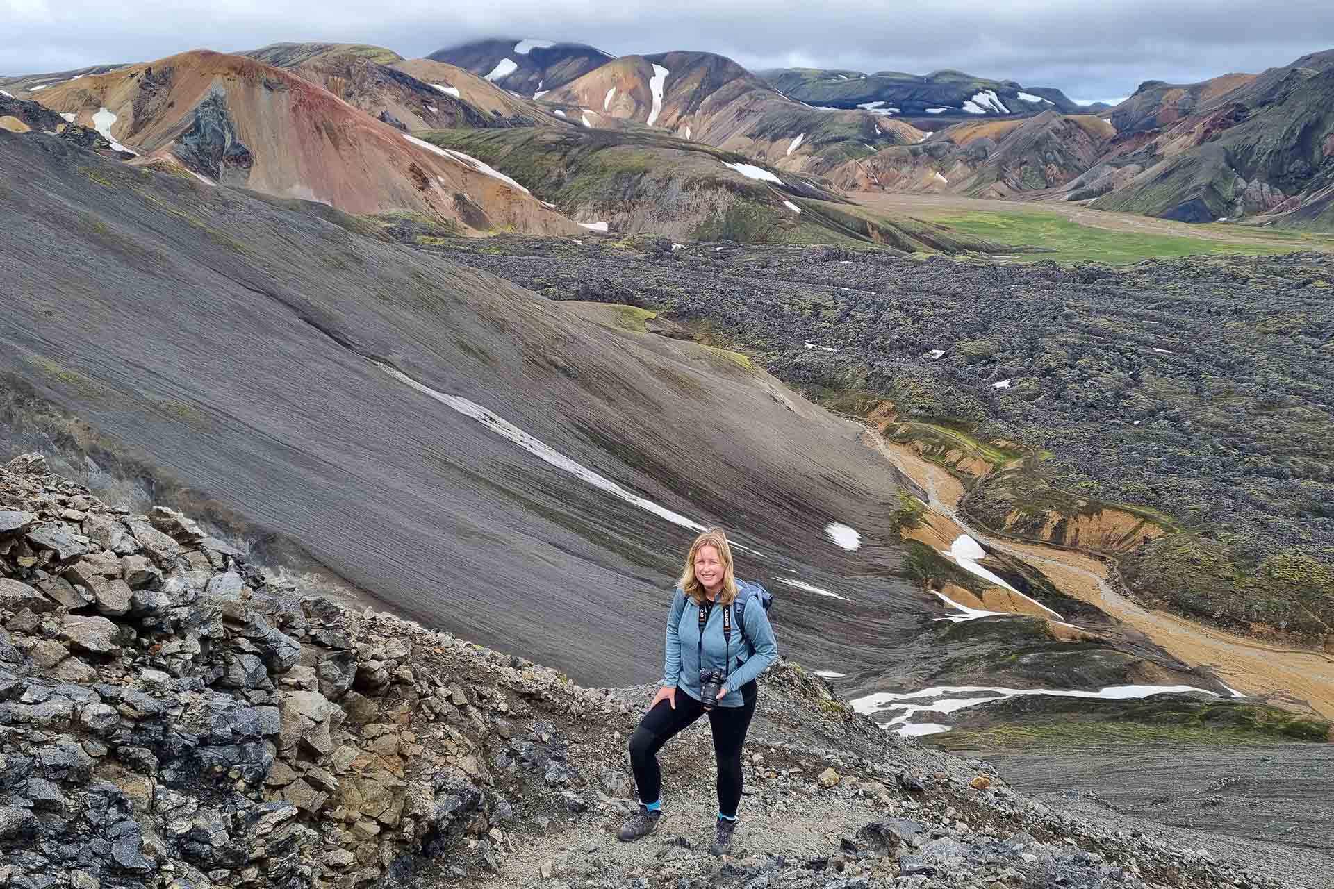 wandelaarster met camera in IJsland