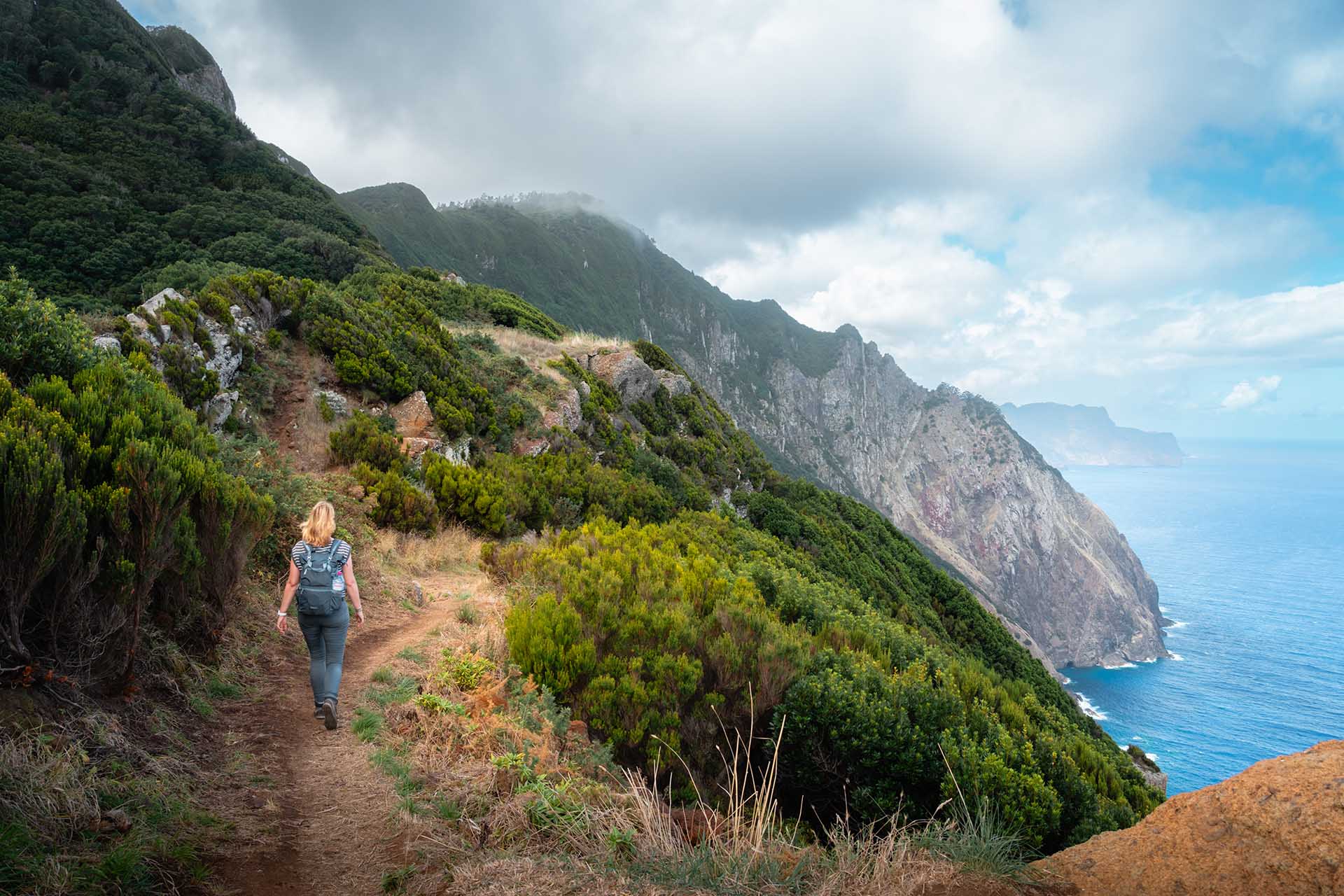 wandelaarster loopt langs kust Madeira