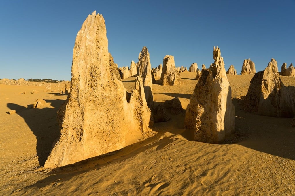 smalle goudkleurige rotsformaties in de woestijn