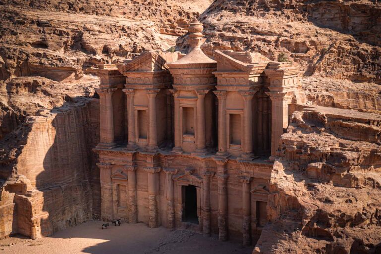 zicht op de Monastery in Petra van bovenaf