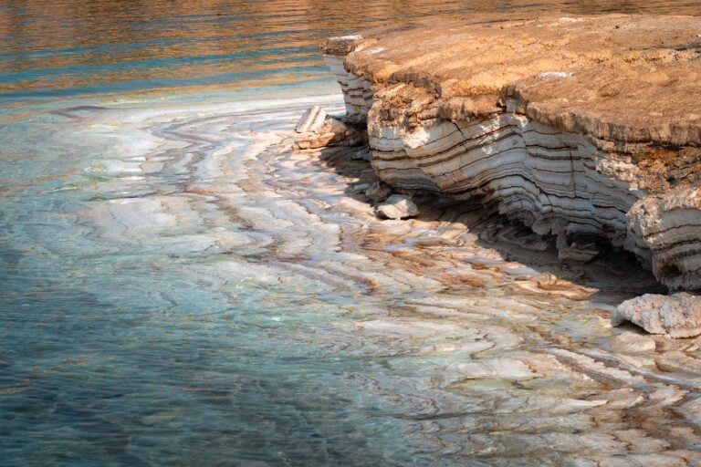 zoutafzettingen in Dode Zee Jordanië