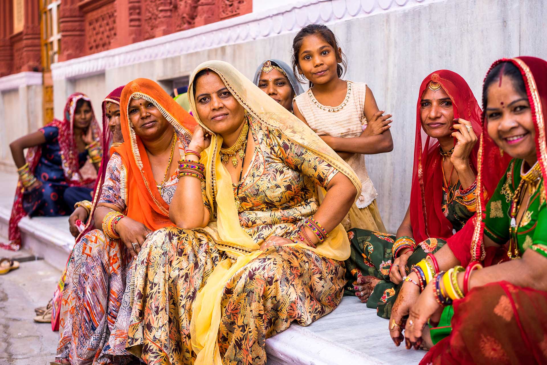 Indiase dames in gekleurde sari's
