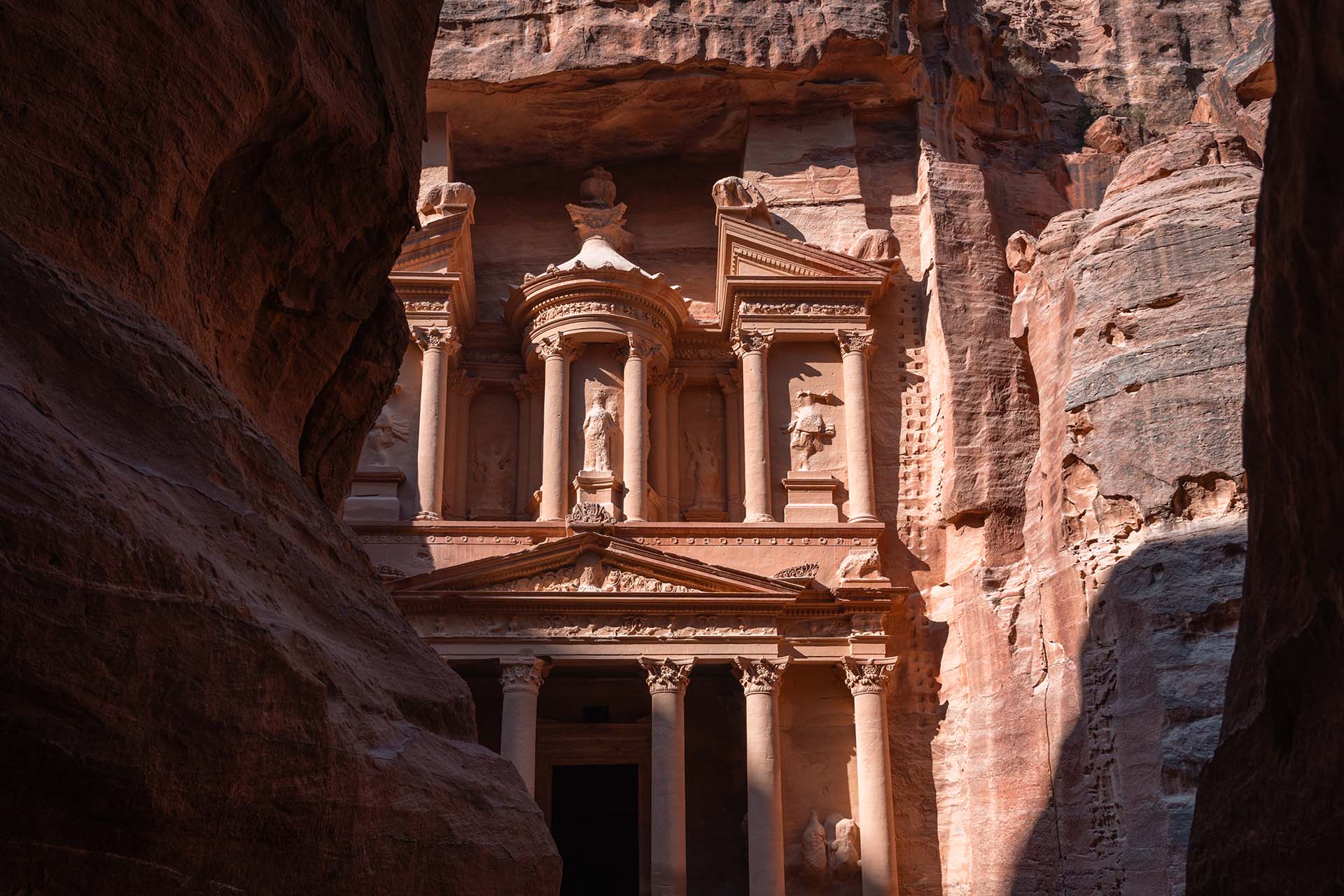 zicht op Treasury Petra vanuit de kloof Siq