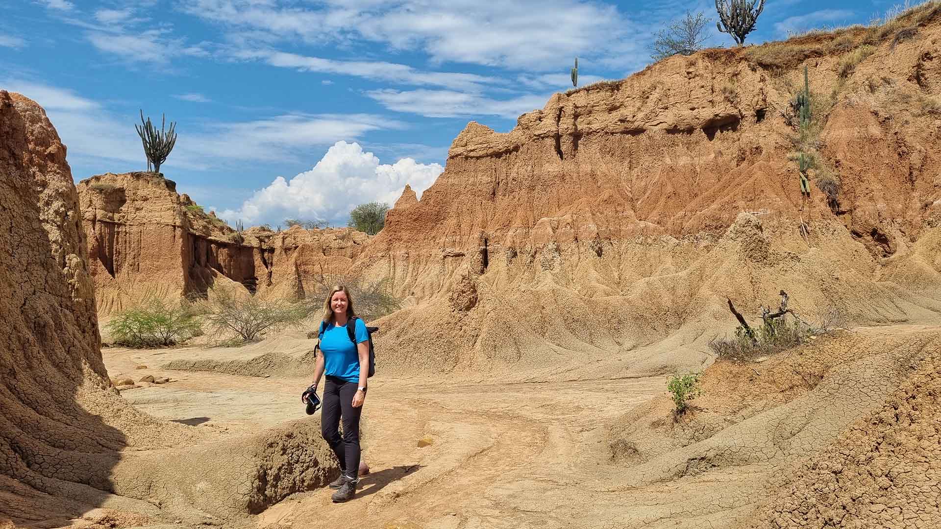 wandelaarster in rotsachtige woestijn