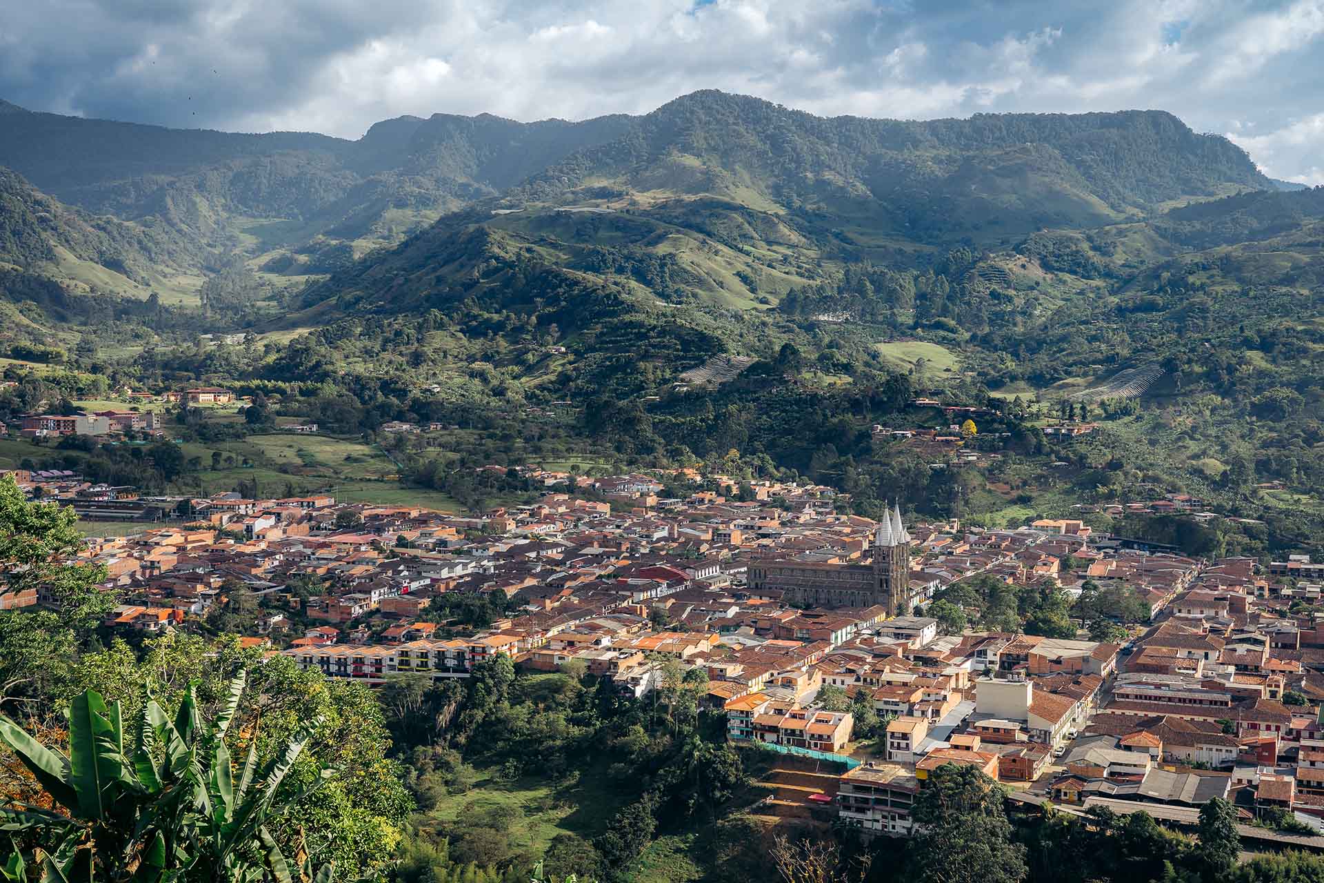uitzicht over Jardin en de bergen in Colombia