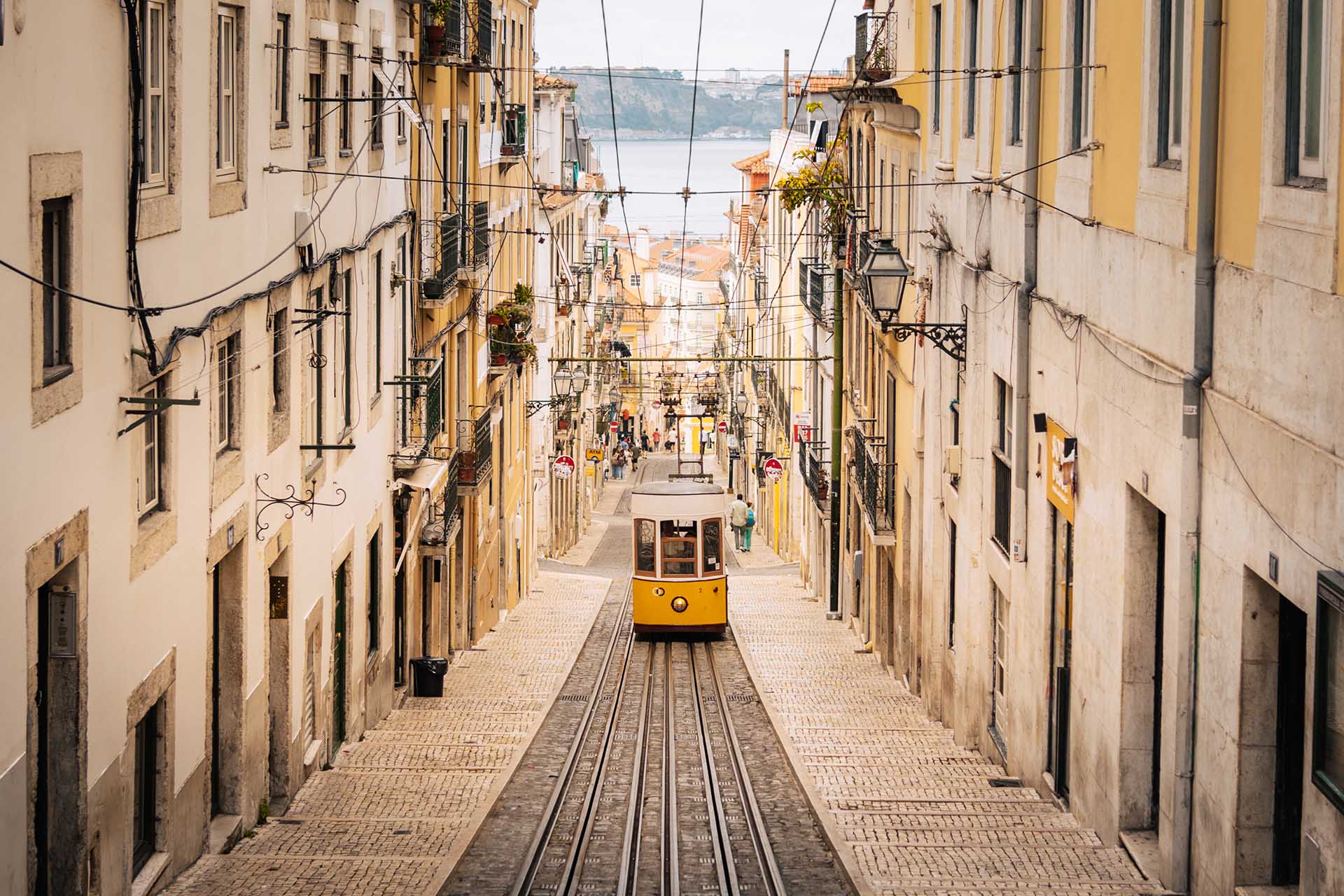 tram in smalle steile straat Lissabon