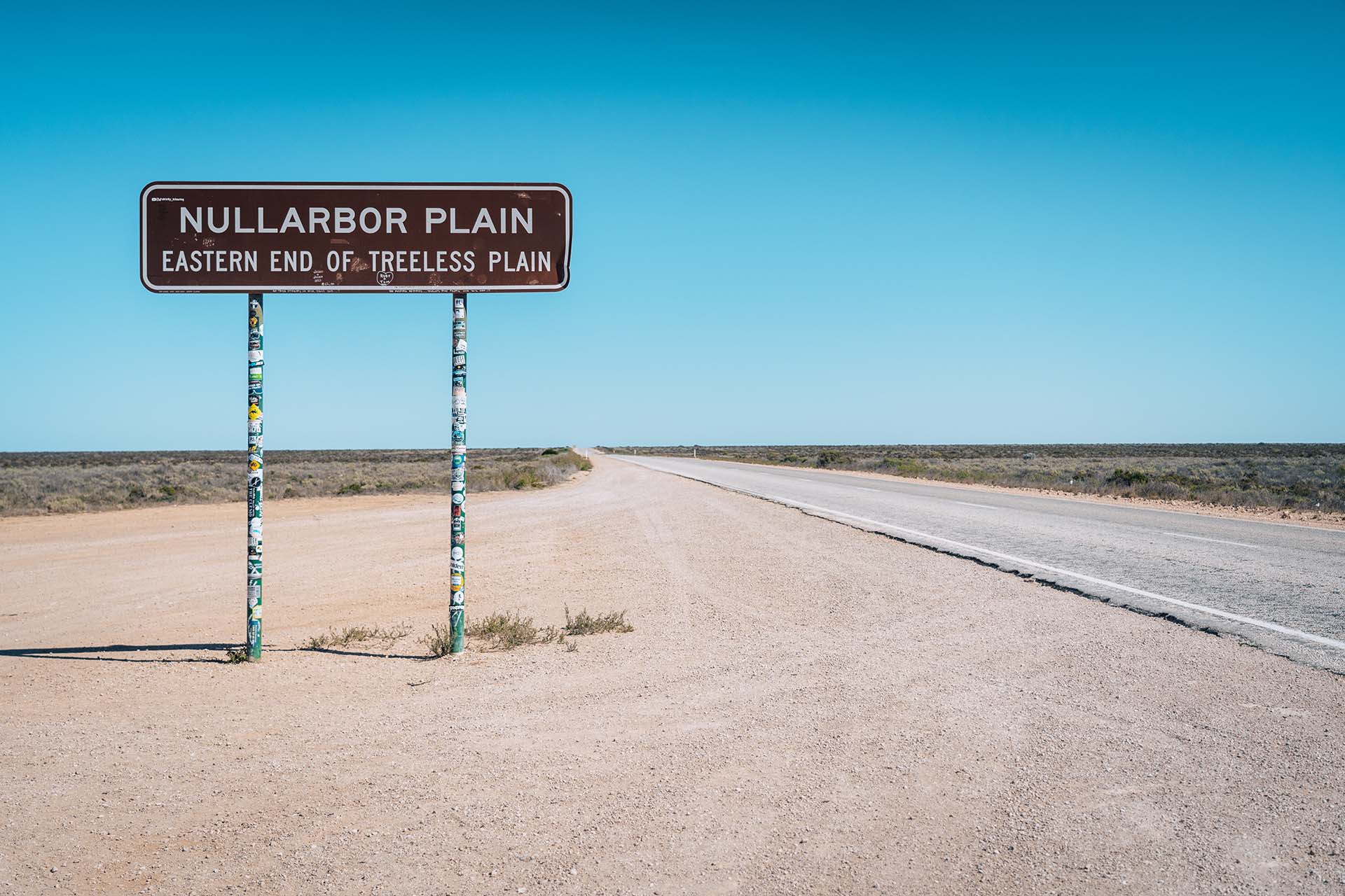 bord Nullarbor Plain langs rechte lege weg