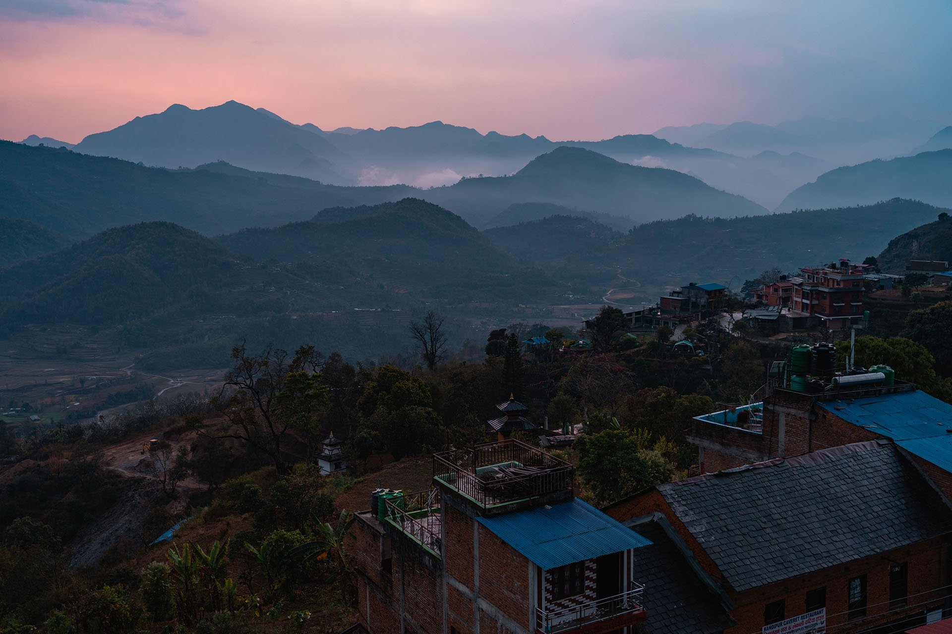 zonsondergang in Himalaya in dorp Bandipur Nepal