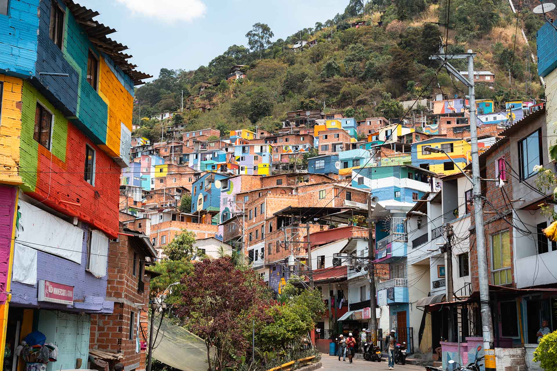 gekleurde huizen tegen berg aan gebouwd in Medellin Colombia