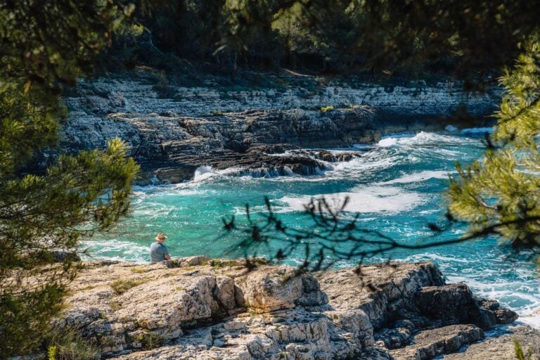 man met hoed op rots in Kamenjak National Park Istrië