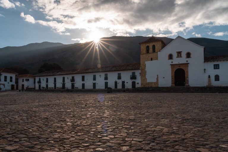 Plaza Mayor Villa de Leyva bij zonsopkomst