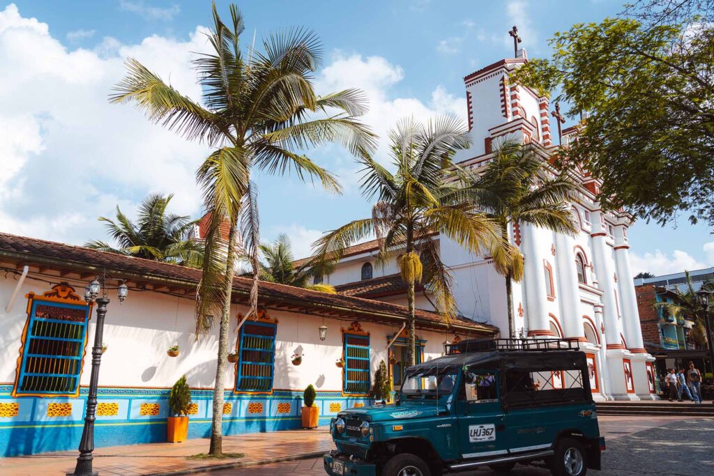 Centraal plein Guatape met kerk