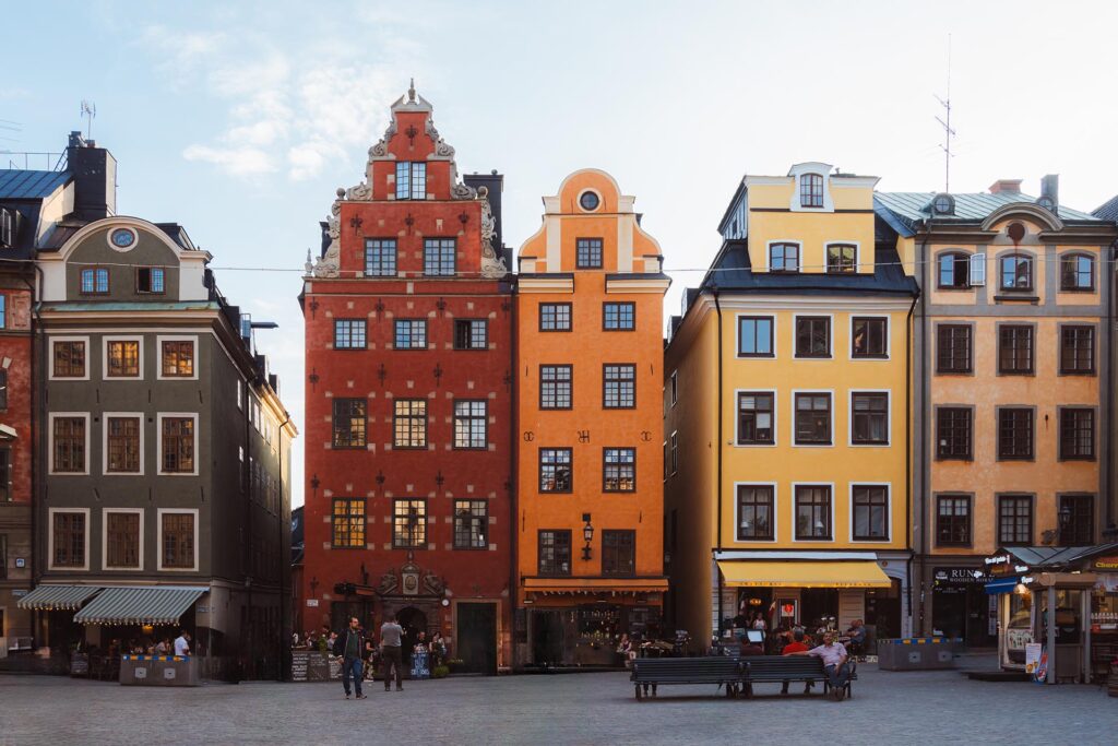 gekleurde 17e eeuwse huizen aan Stortorget Stockholm