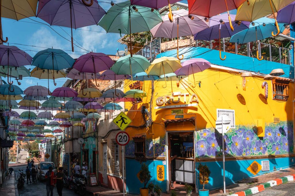 paraplu's boven kleurrijke straat in Bogota Colombia