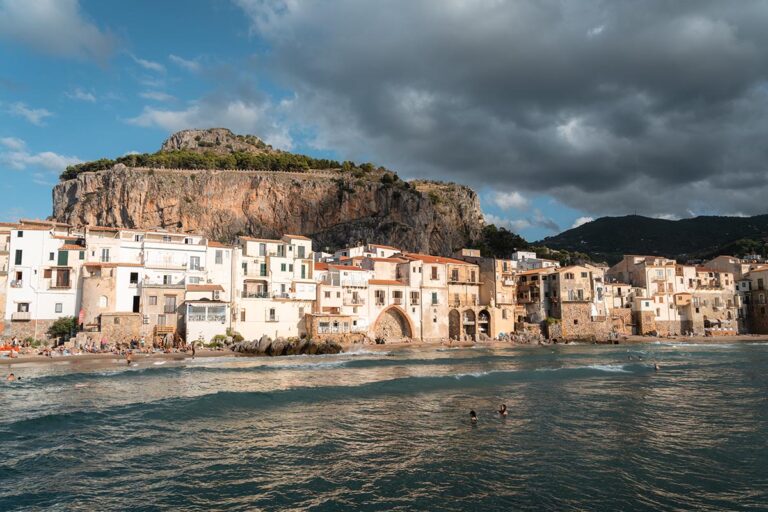 Cefalu strand met berg erachter