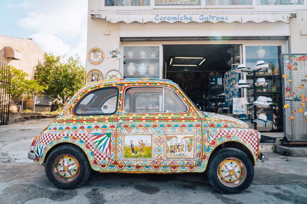 beschilderde Fiat 500 in Sicilië