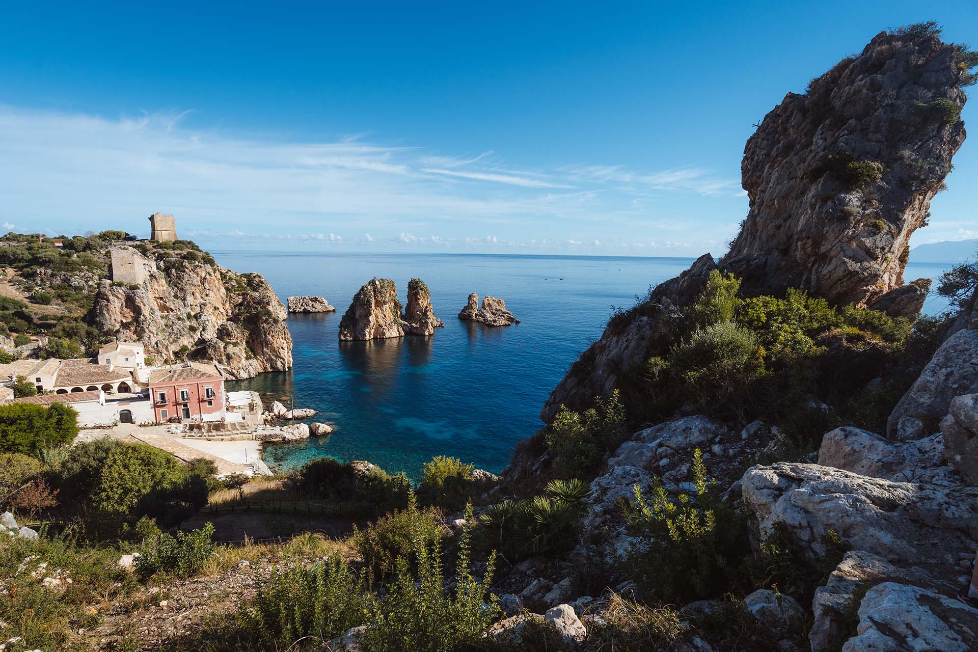 uitzicht op rotsige baai Sicilië