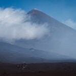 Top Etna vulkaan met wolken eromheen