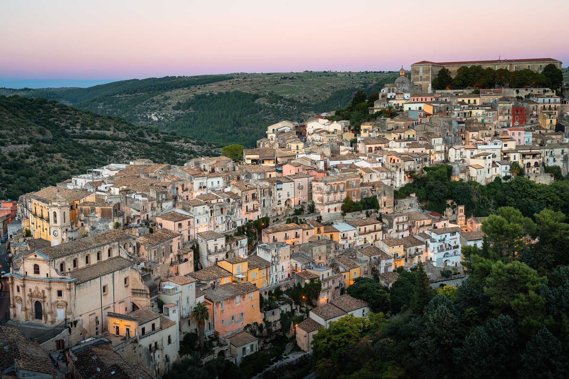 uitzicht over Ragusa Sicilie bij zonsondergang