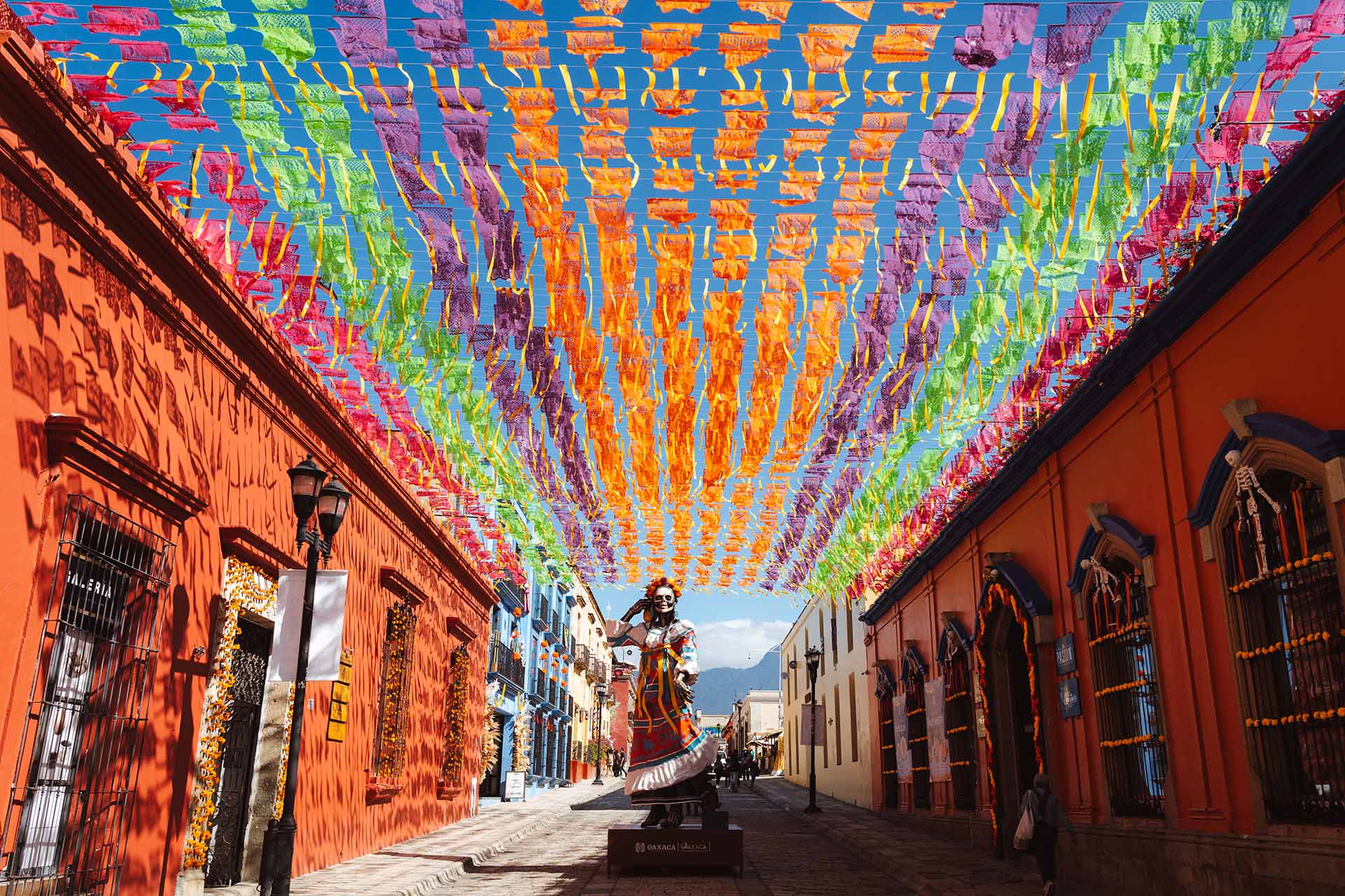 straatbeeld Oaxaca met gekleurde vlaggetjes