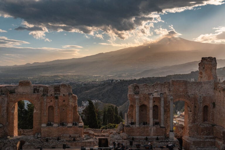 Etna vanaf Grieks theater Taormina Sicilie