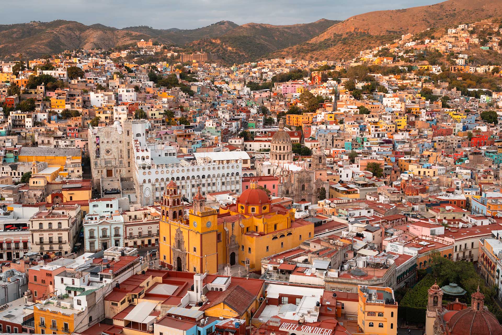 uitzicht op Guanajuato vanaf Monumento Al Pipila