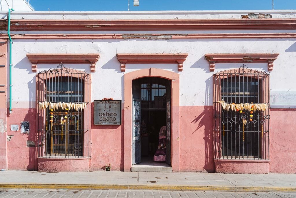 café in roze koloniaal pand in Oaxaca