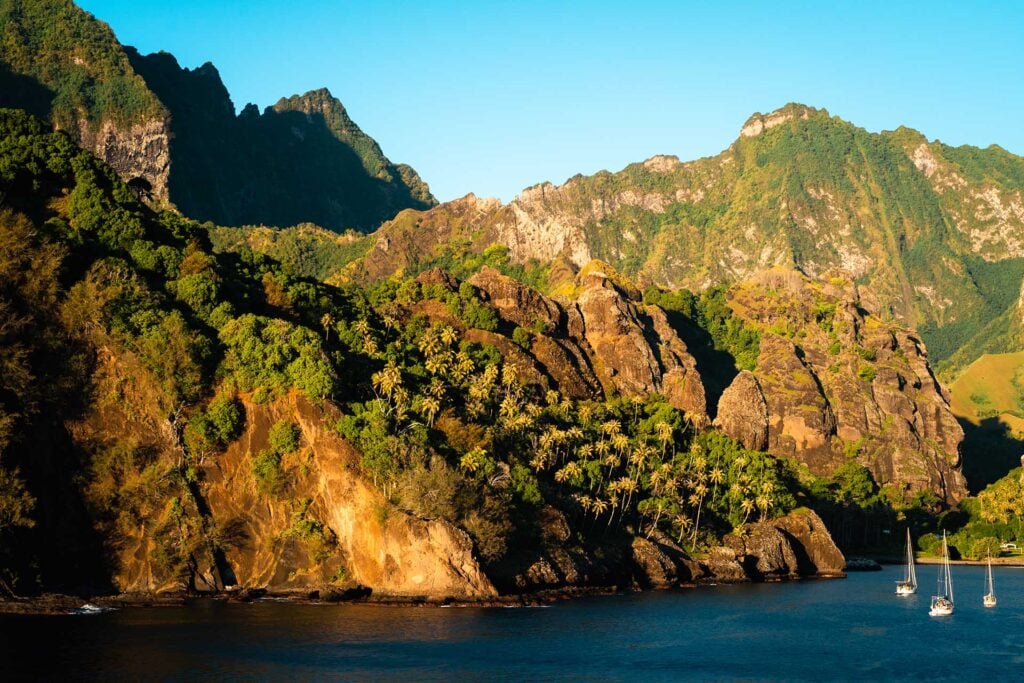 baai omzoomd door berge en palmen in zonlicht