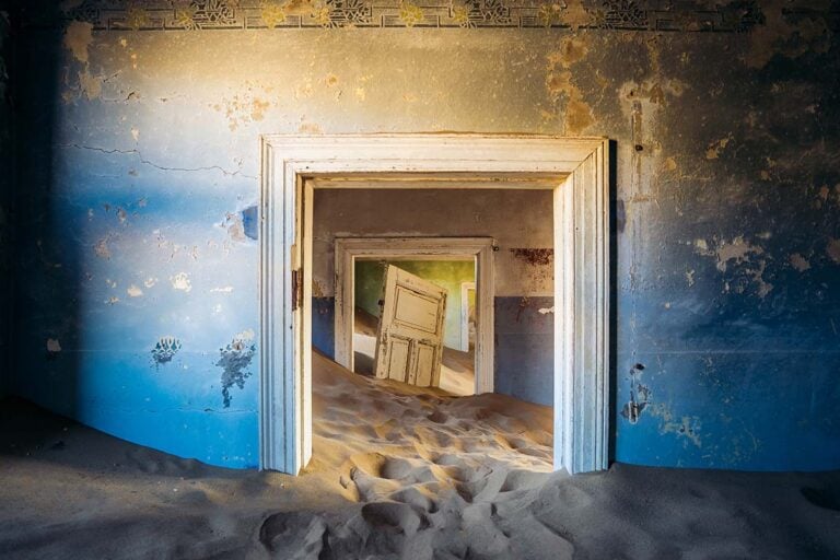 door woestijnzand overgenomen huis in Kolmanskop
