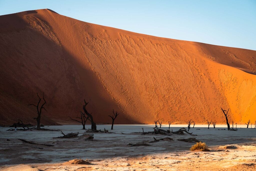 zonsopkomst Deadvlei en rode duinen