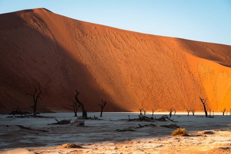 zonsopkomst Deadvlei en rode duinen