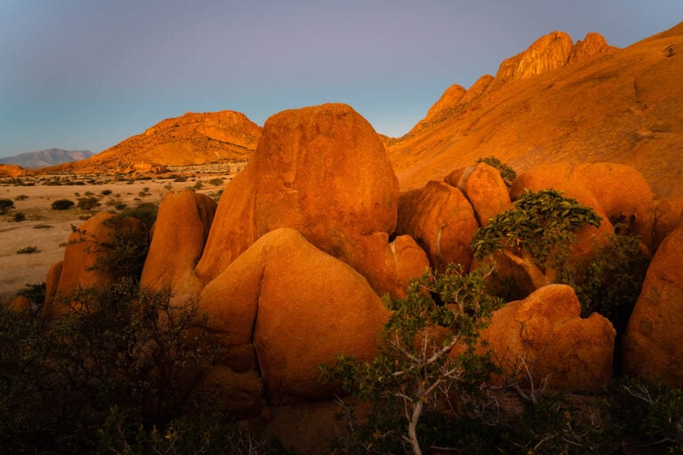 rode rotsen Spitzkoppe gloeien op na zonsondergang
