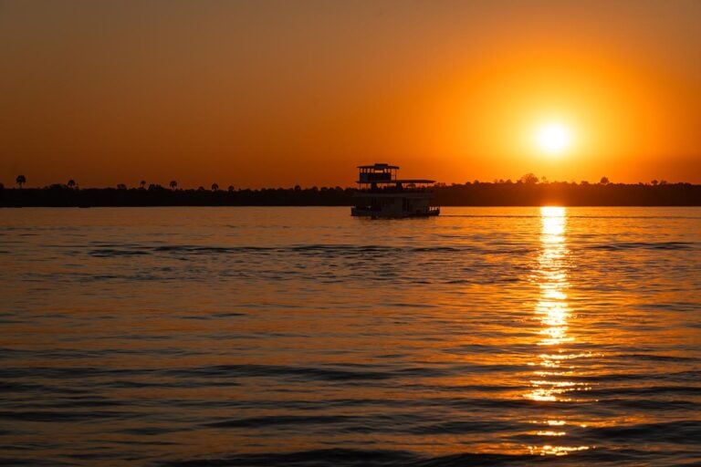 boot op Zambezi rivier bij zonsondergang