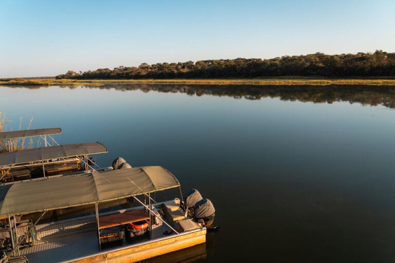 rivier met bootjes in Zambezi regio Namibie