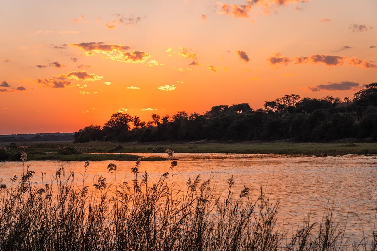 Zonsondergang boven rivier Rundu