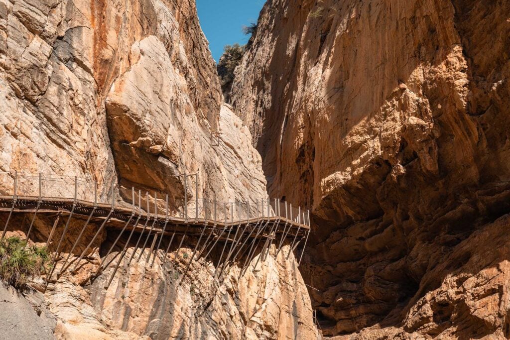 boardwalk langs rotswand Caminito del Rey