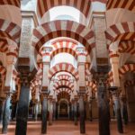 rood met wit gestreepte bogen in kathedraal Cordoba