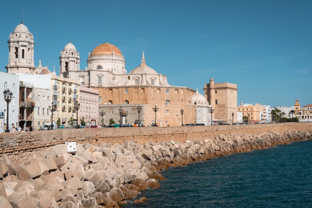 boulevard met zicht op centrum Cadiz