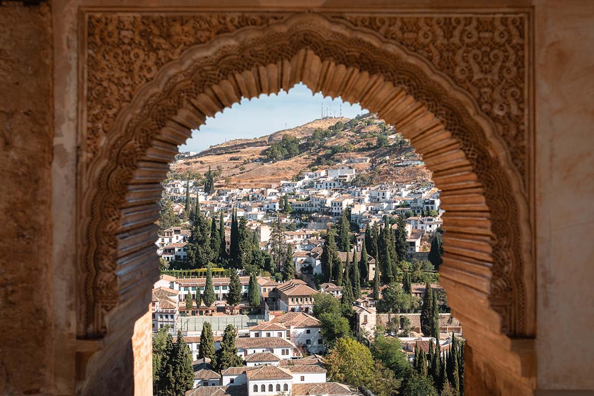 doorkijkje op Granada door Arabische boog
