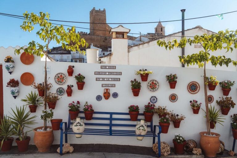 muur met bloempotten en kasteel op achtergrond