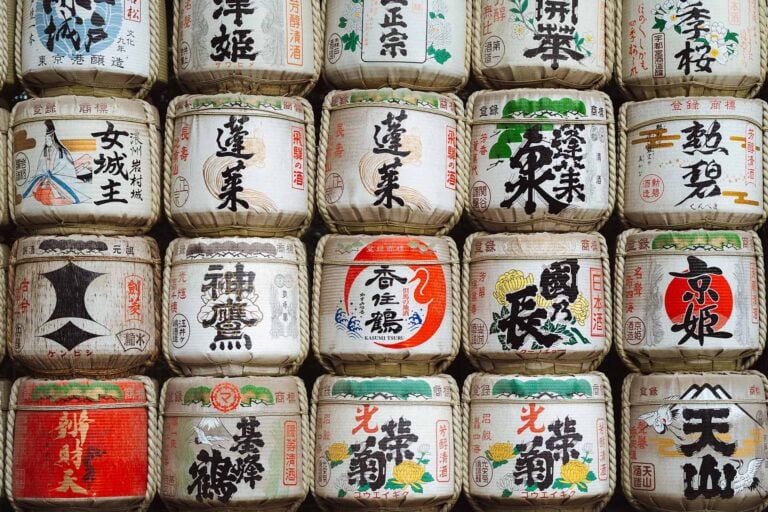 vaten sake op elkaar gestapeld