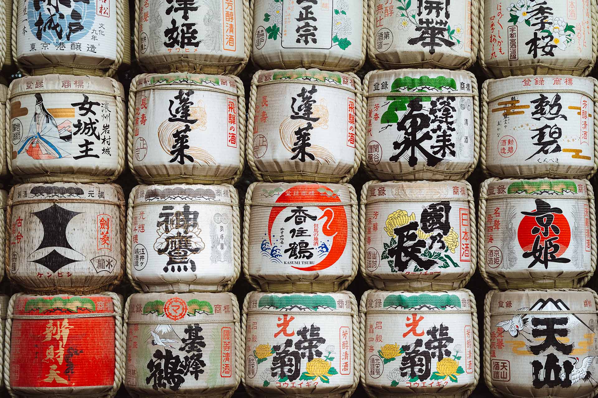 vaten sake op elkaar gestapeld