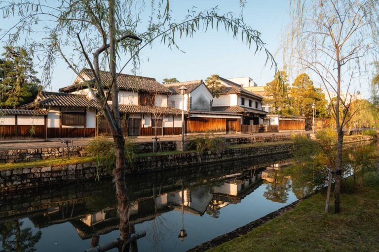 kanaal met weerspiegelende traditionele huizen in Japan