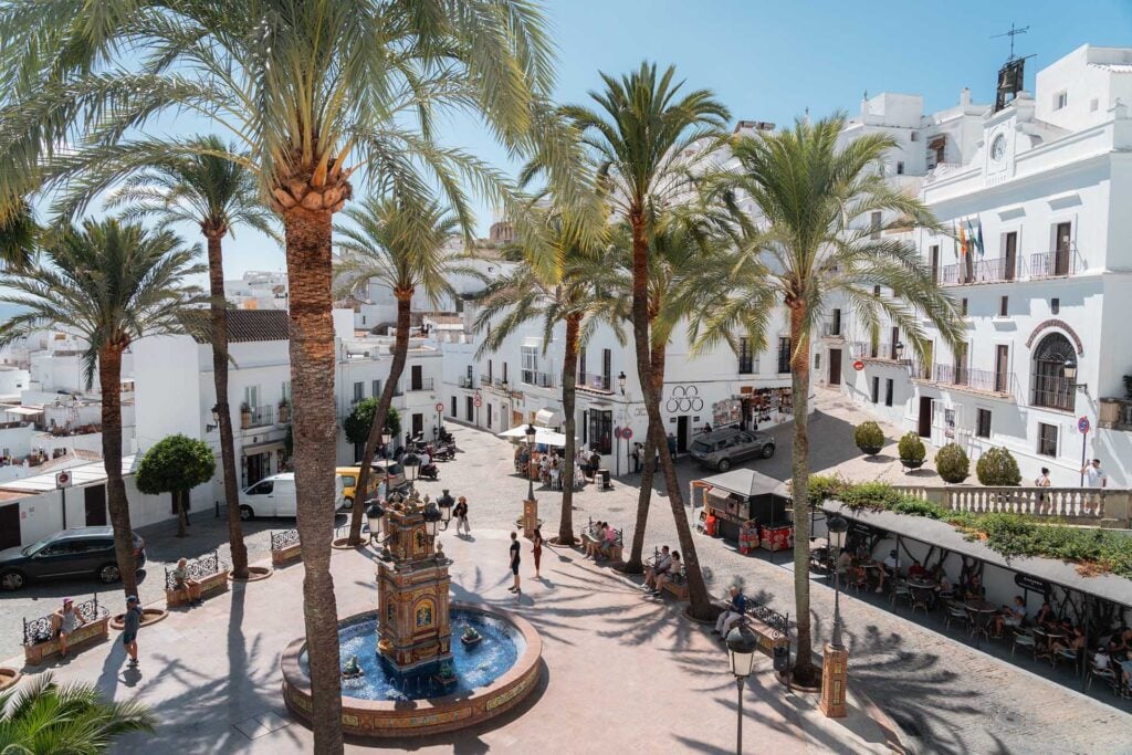 plein met fontein en palmbomen van bovenaf gezien