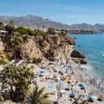 uitzicht over strand en bergen Nerja