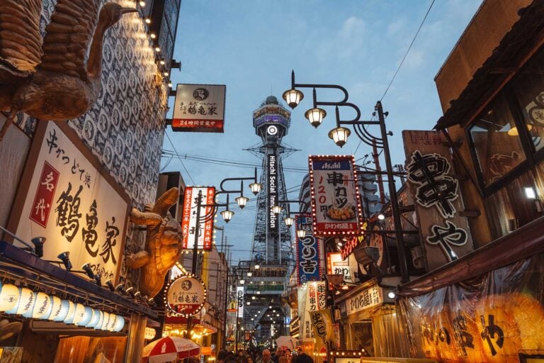 neonverlichting Osaka 's avonds